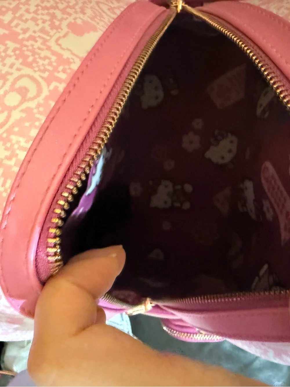 Hello Kitty Lenticular TV Bag with cell phone coin bag Exclusive release